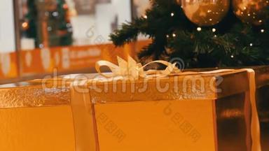<strong>大型</strong>礼盒，赠送商场圣诞树下<strong>金色</strong>.. 圣诞节和新年`礼物装饰。 礼品
